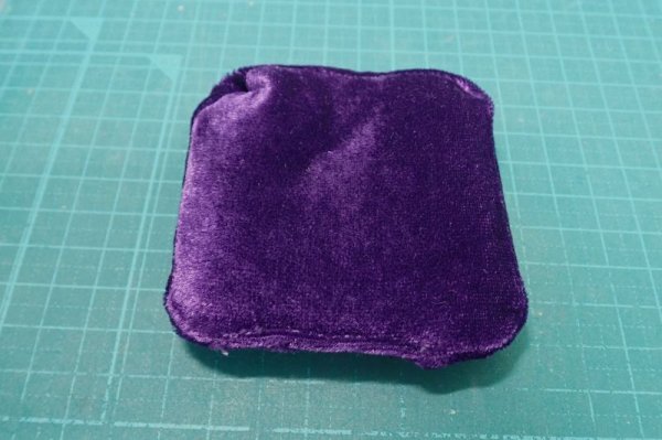 画像1: 鉱物座布団　ミニサイズ　紫 (1)