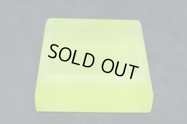 画像2: 強蛍光！ウランガラスの台座 フロストバージョン B【G250227】 (2)