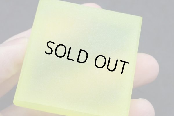 画像4: 強蛍光！ウランガラスの台座 フロストバージョン B【G250227】 (4)