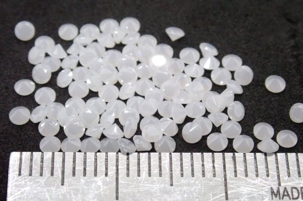 画像1: キュービックジルコニア 不透明タイプ ミルキーホワイトΦ2.0mm 100pcsセット【G250586】 (1)